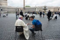 Papa Francesco ai giovani: la felicità non è un&#039;app che si scarica sul telefonino